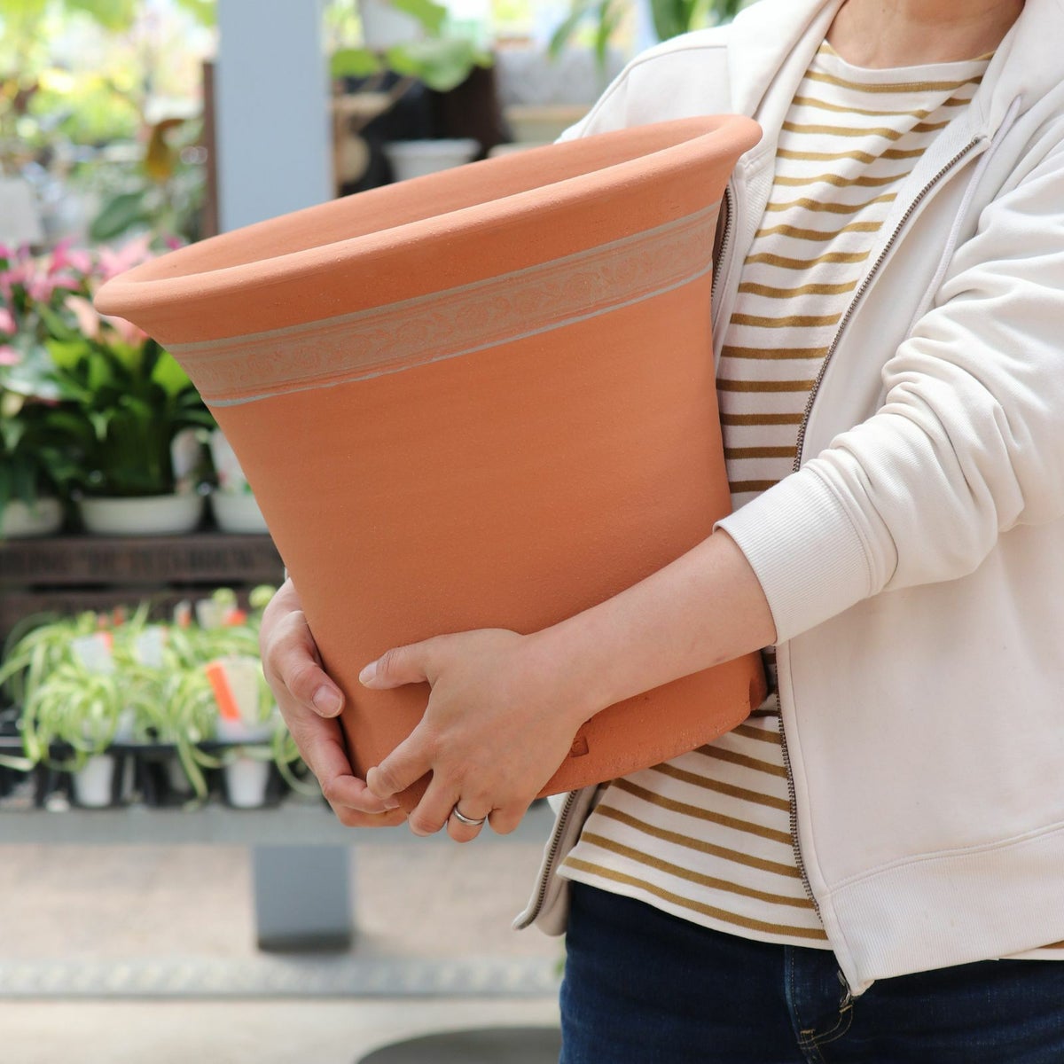 バラを育てるのにピッタリなウィッチフォードの植木鉢の写真