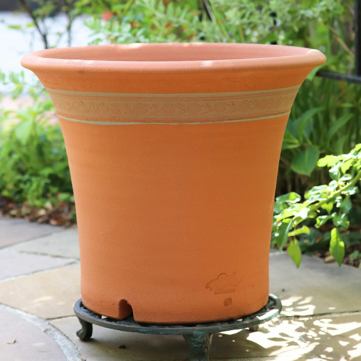 バラを育てるのにピッタリなウィッチフォードの植木鉢の写真