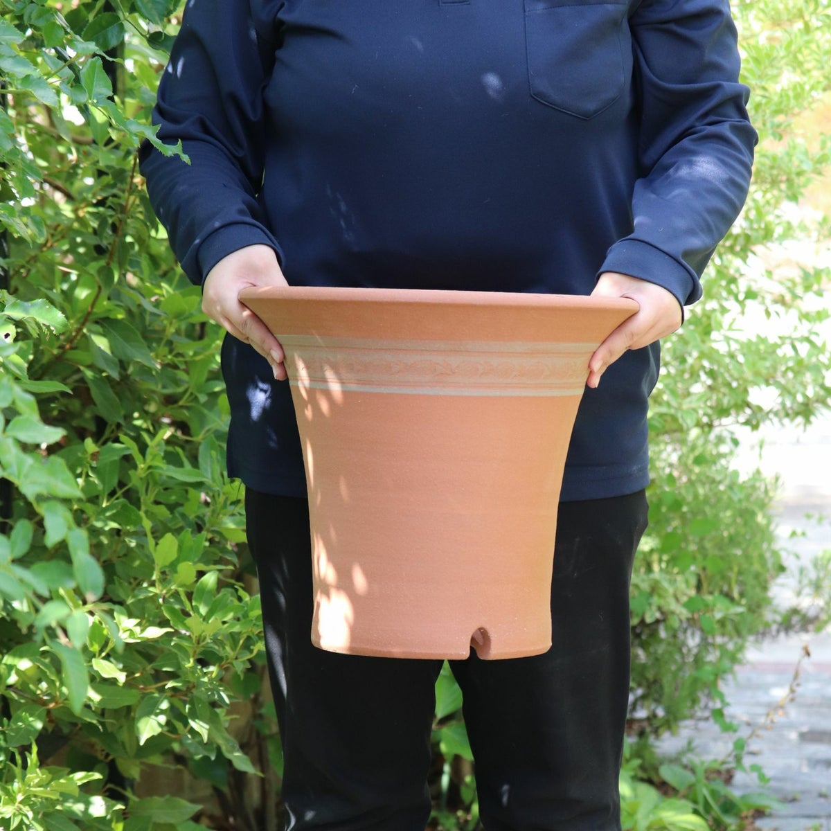 バラのために作られたウィッチフォードの植木鉢の写真