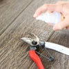 ヤニピカを鋏にかける写真