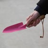 カラフルで目立ちやすいスコップ