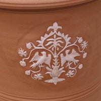 鳥のモチーフが描かれたウィッチフォードの植木鉢の写真