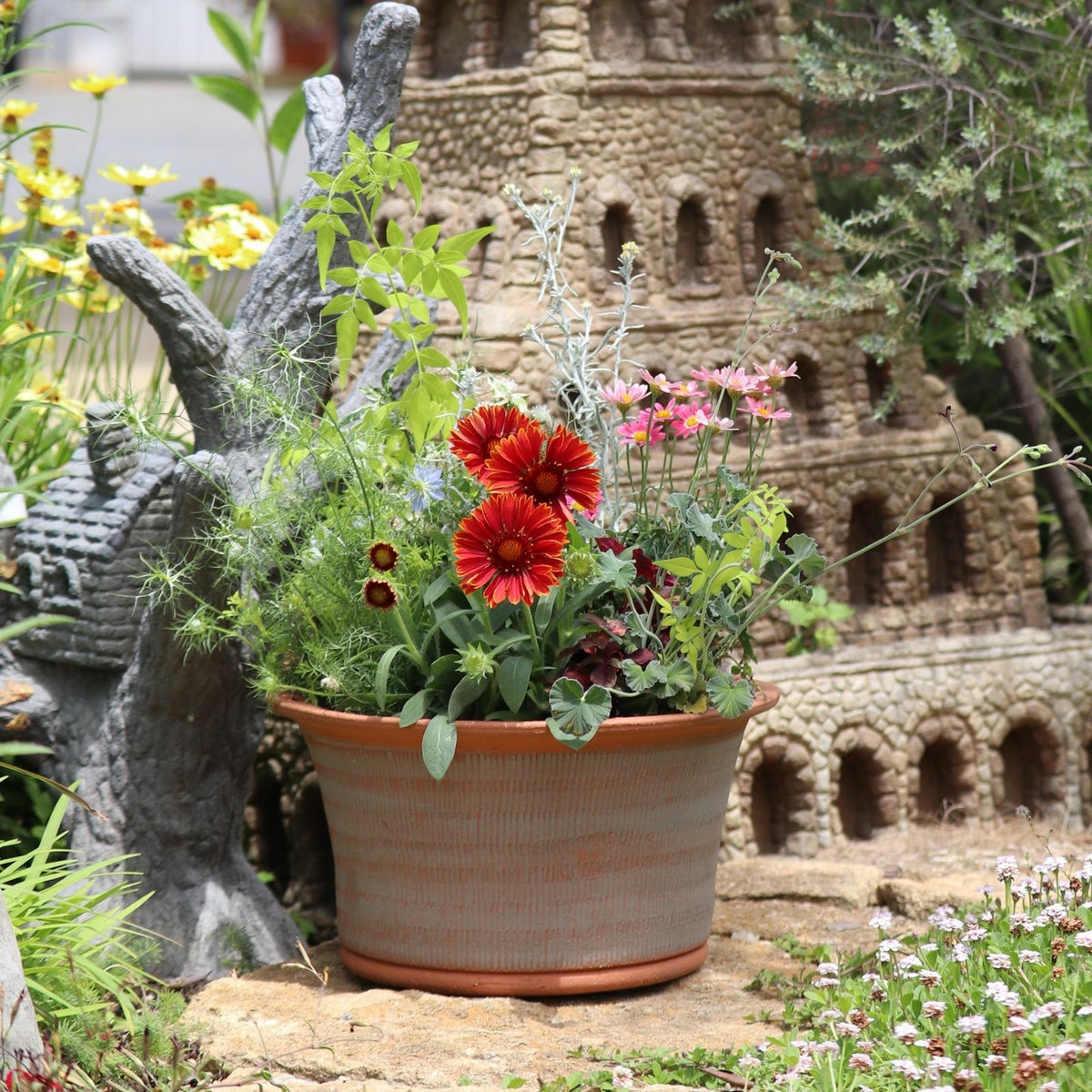 ウィッチフォードの植木鉢に花を植えこんだ写真