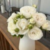 スノートワというバラを花瓶にいけた画像