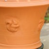 リスがあしらわれたウィッチフォードの植木鉢の写真