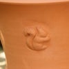 リスがあしらわれたウィッチフォードの植木鉢の写真