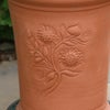 クレマチスがあしらわれたウィッチフォードの植木鉢の写真