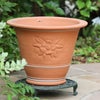 クレマチスのモチーフがあしらわれた植木鉢の写真