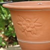 クレマチスのモチーフがあしらわれた植木鉢の写真