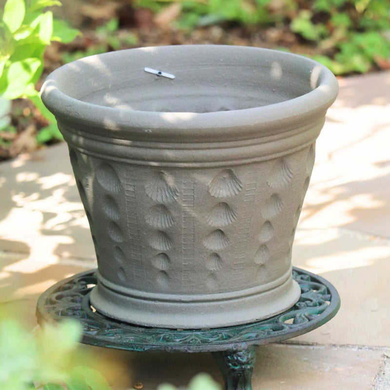 二枚貝で模様をつけたウィッチフォードの植木鉢の写真
