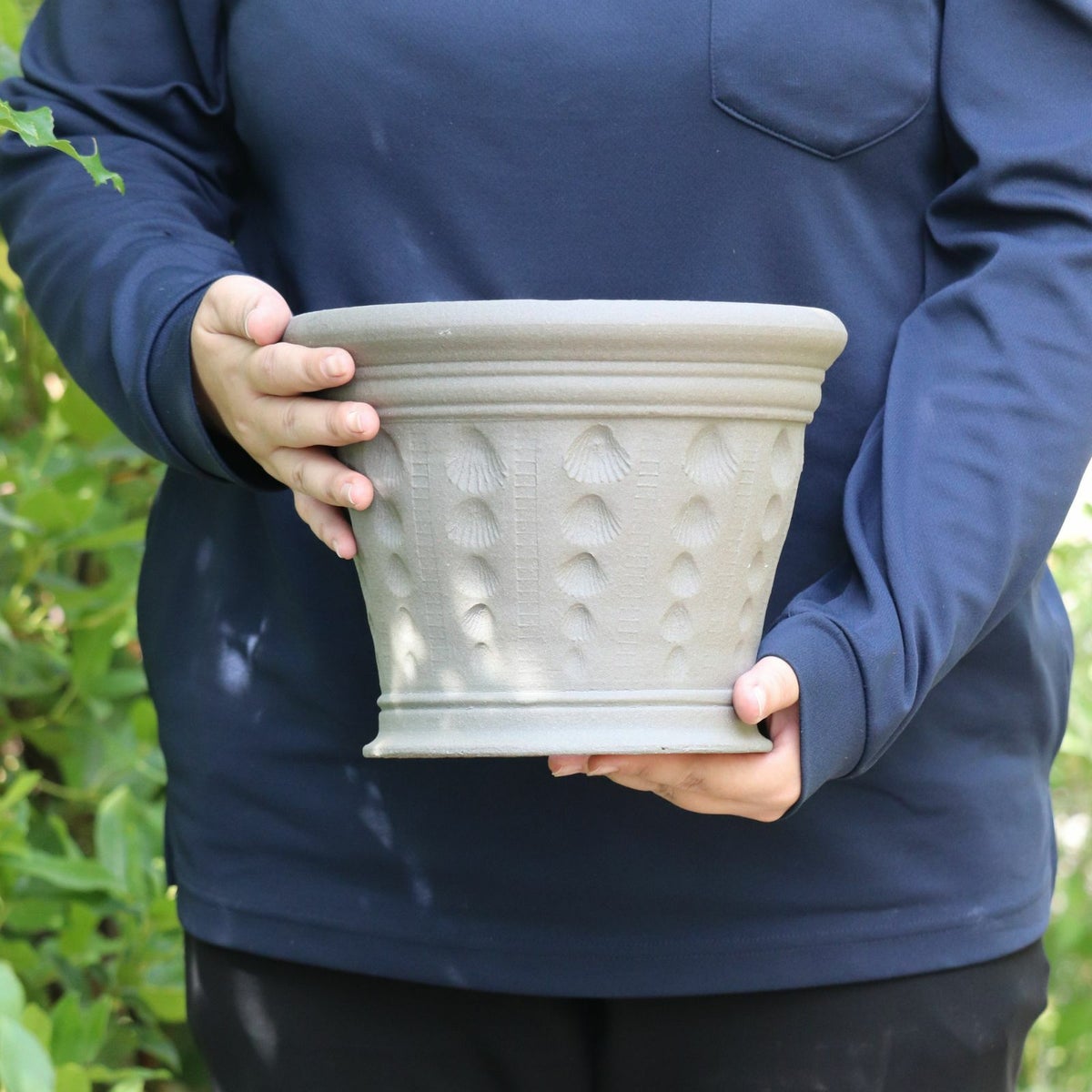 二枚貝で模様をつけたウィッチフォードの植木鉢の写真