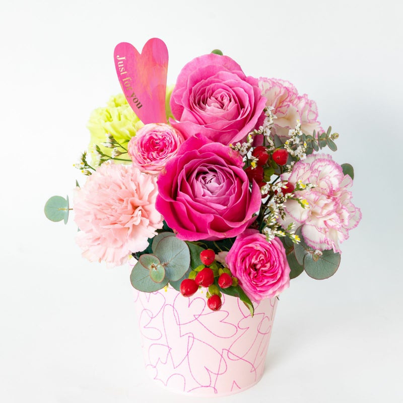 赤いバラをメインにピンクのカーネーションをあしらったボリュームのあるアレンジメント「アムール」の画像