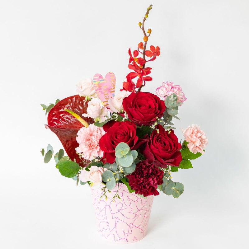 赤いバラをメインにピンクのカーネーションをあしらったボリュームのあるアレンジメント「ラ・ベル」の画像